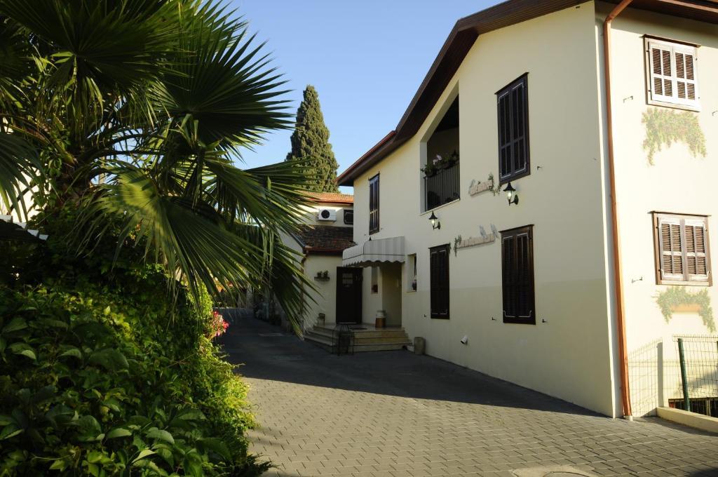 Hapina-Shel-Michal Hotel Mazkeret Batya Exterior photo