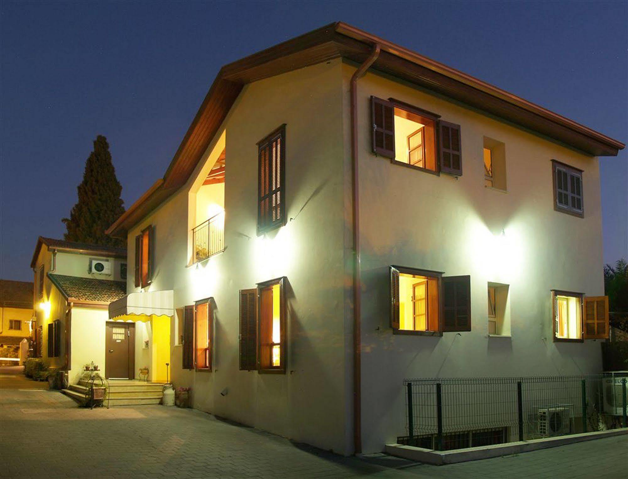 Hapina-Shel-Michal Hotel Mazkeret Batya Exterior photo