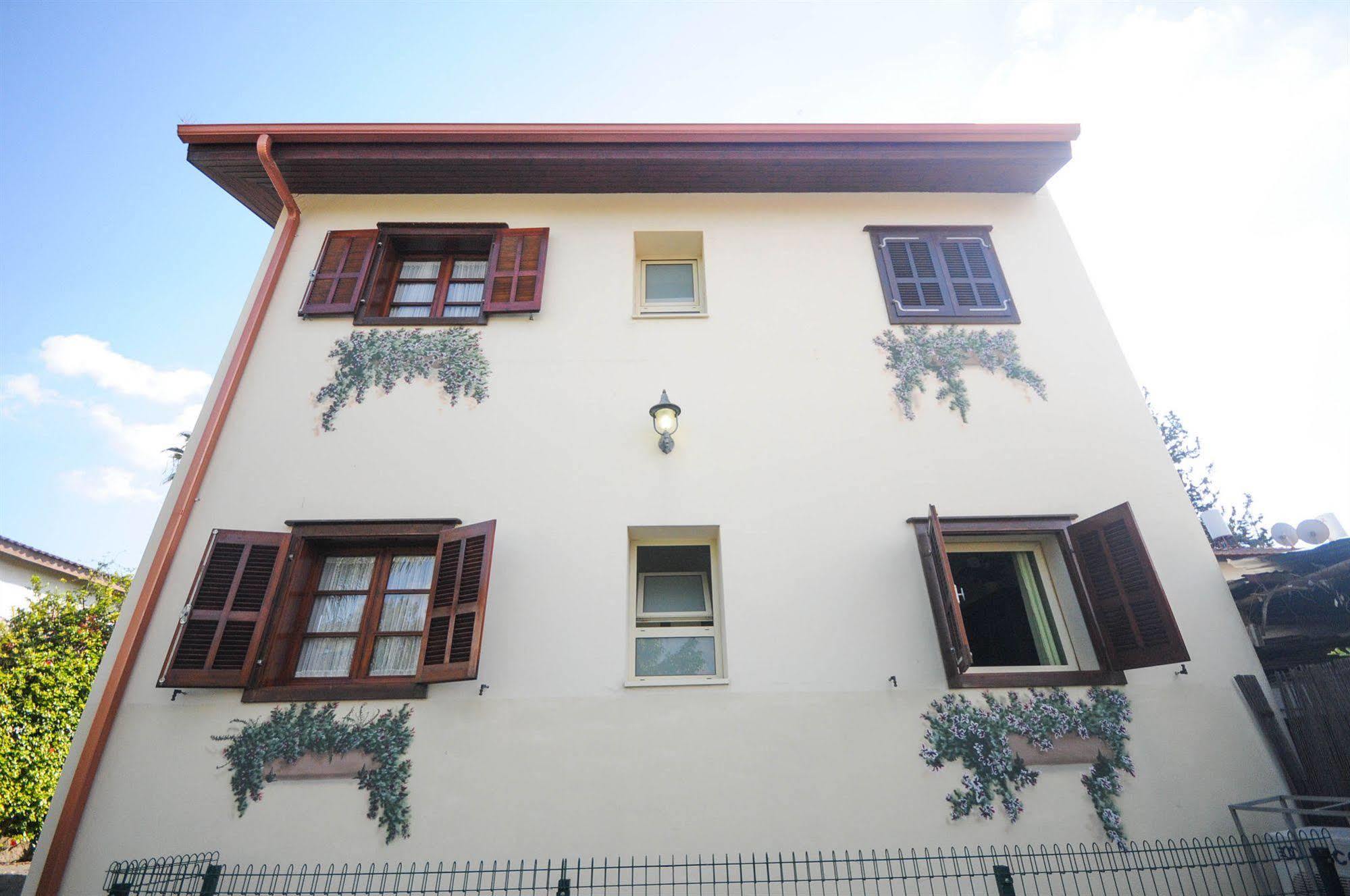 Hapina-Shel-Michal Hotel Mazkeret Batya Exterior photo